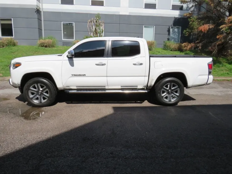 2016 Toyota Tacoma Limited Double Cab photo 1