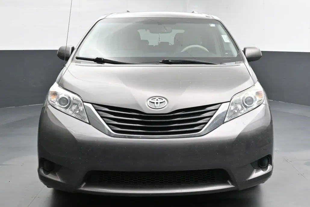 2014 Toyota Sienna LE photo 1