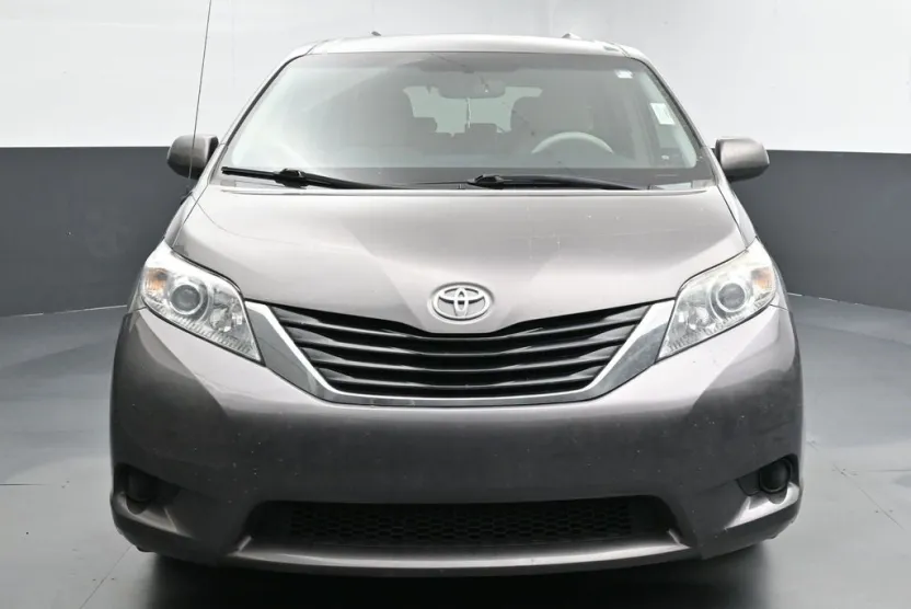 2014 Toyota Sienna LE photo 1