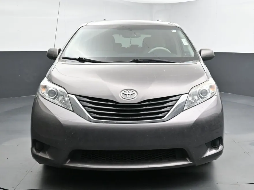 2014 Toyota Sienna LE photo 1
