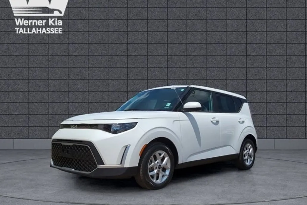 2024 Kia Soul LX photo 1