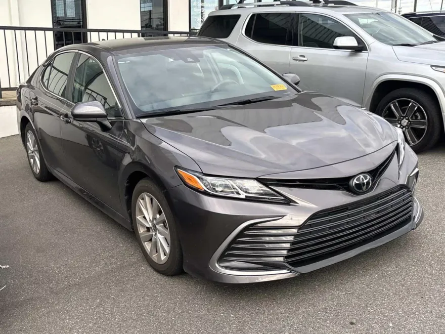 2023 Toyota Camry LE photo 1