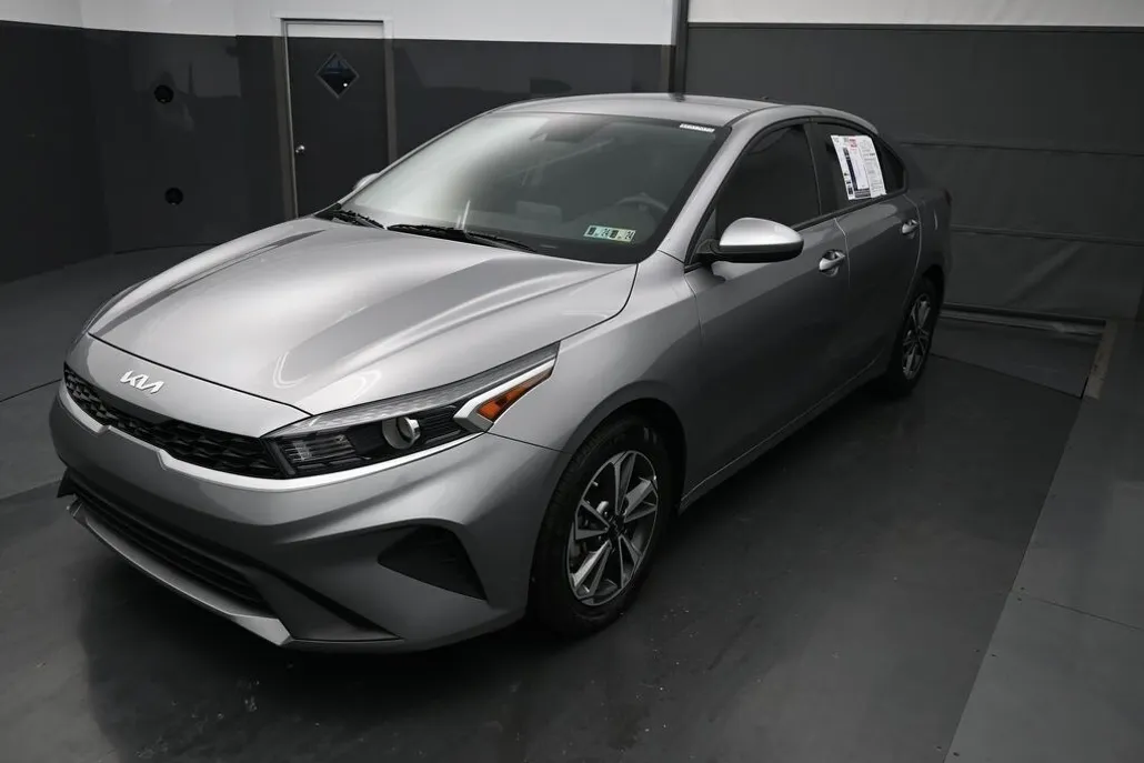 2023 Kia Forte LXS photo 1