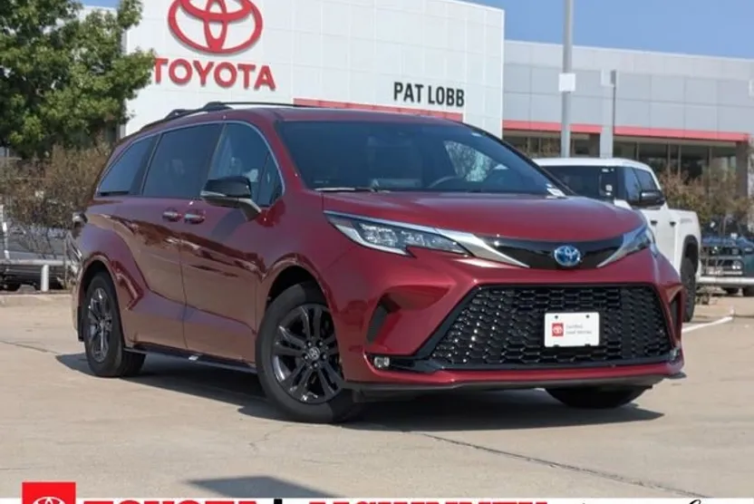 2024 Toyota Sienna XSE photo 1