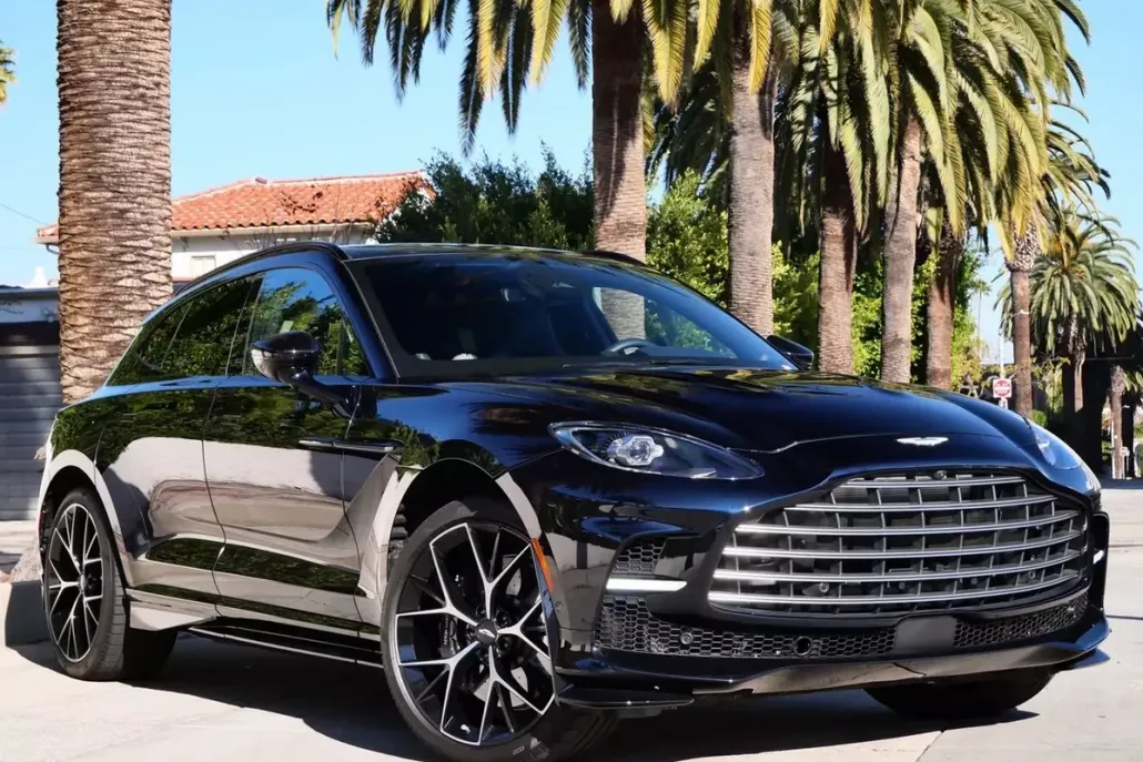 2025 Aston Martin DBX photo 1