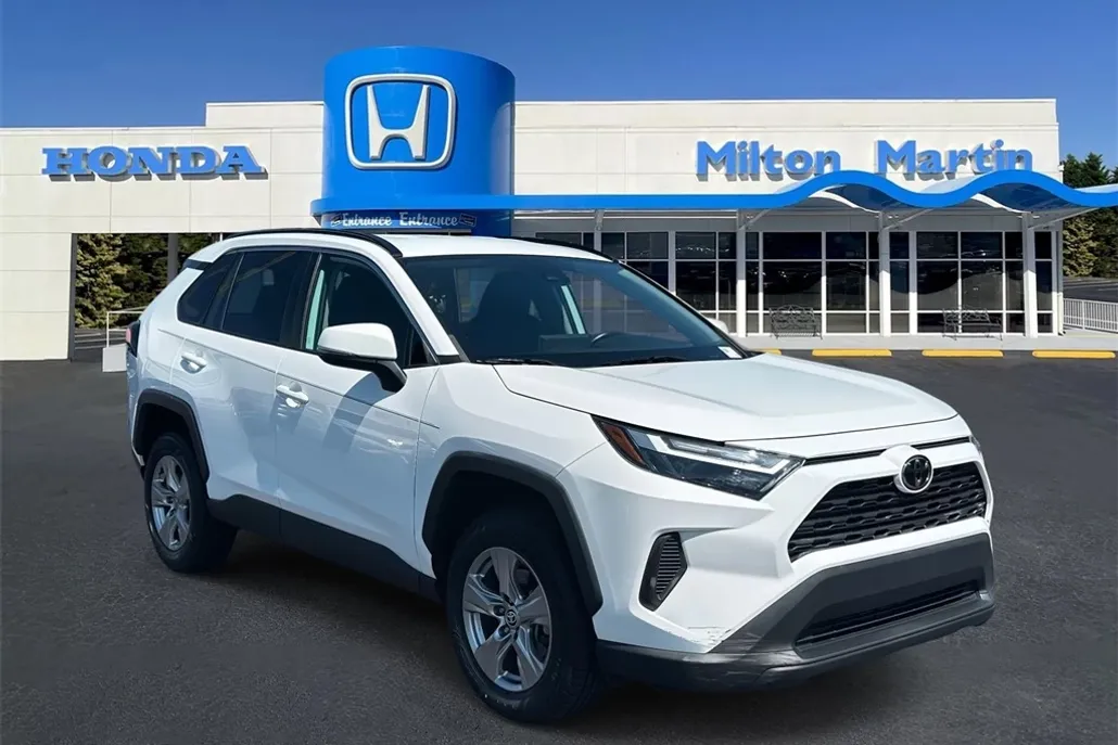 2022 Toyota RAV4 XLE photo 1