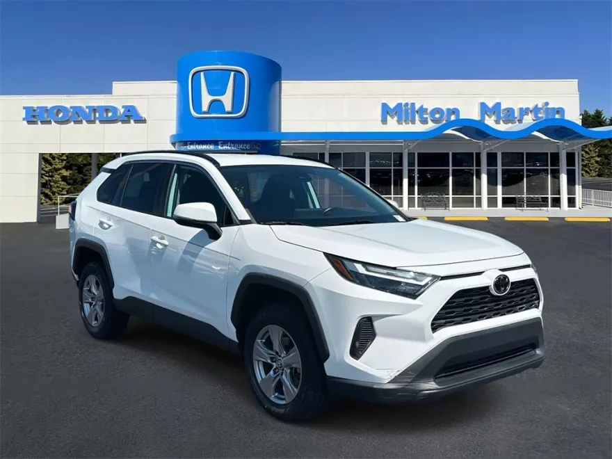 2022 Toyota RAV4 XLE photo 1