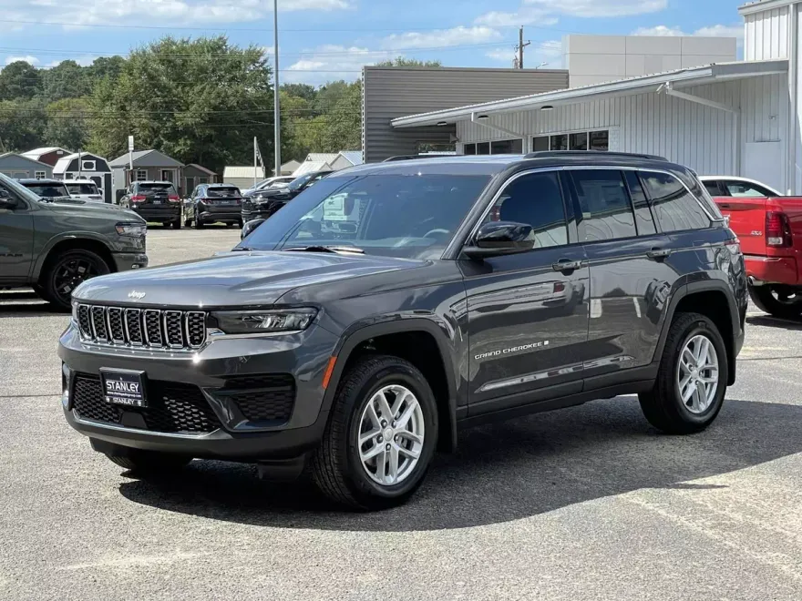 2025 Jeep Grand Cherokee Laredo photo 1