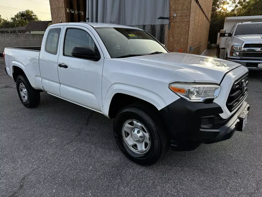 2017 Toyota Tacoma SR photo 1