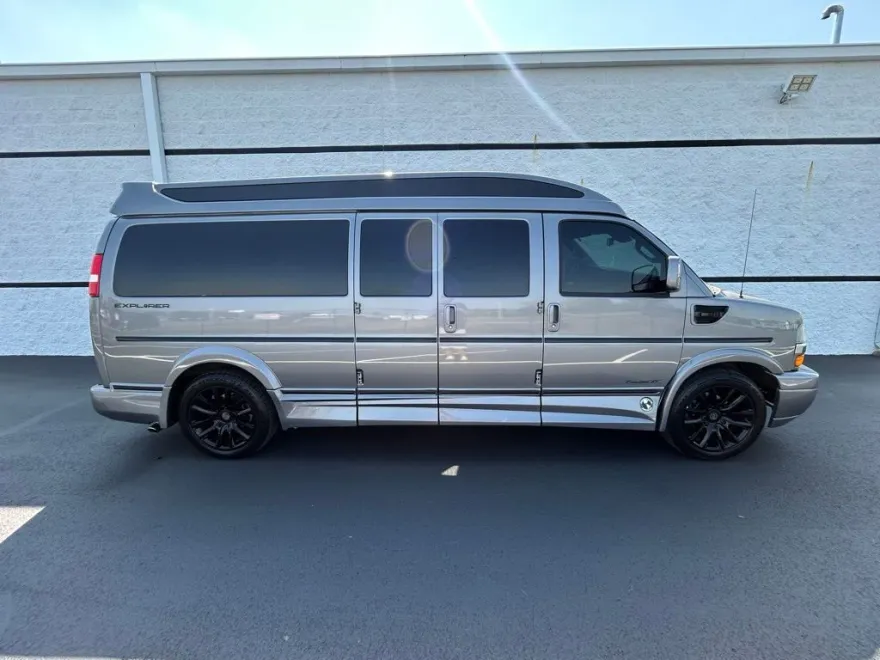 2021 Chevrolet Express LS photo 1