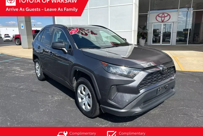 2019 Toyota RAV4 LE photo 1