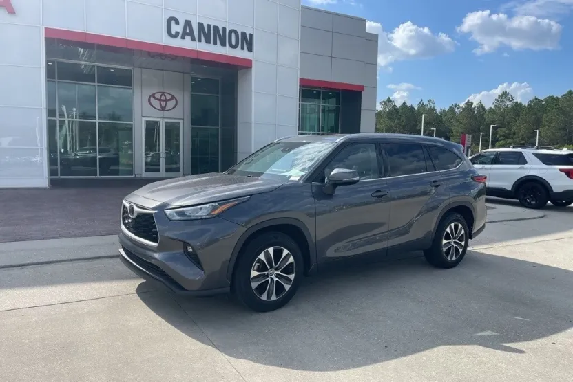 2020 Toyota Highlander XLE photo 1