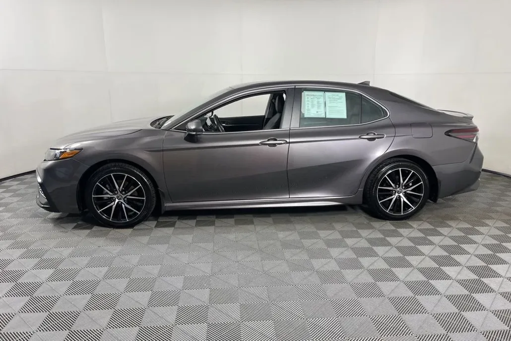 2023 Toyota Camry SE photo 1