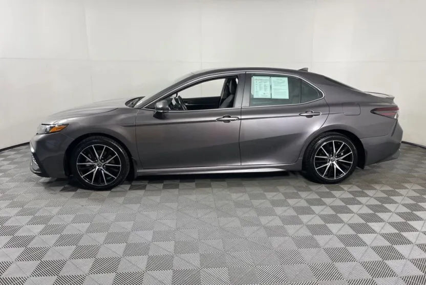2023 Toyota Camry SE photo 1
