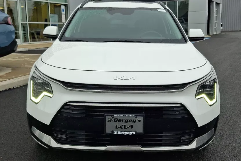 2024 Kia Niro Plug-In Hybrid SX Touring photo 1