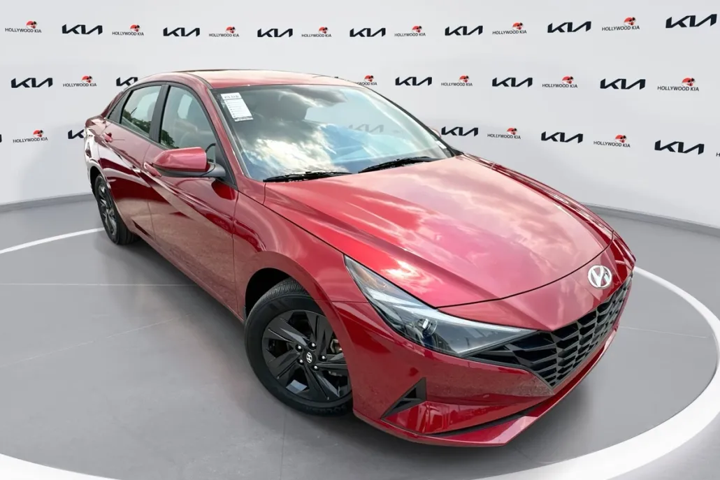 2023 Hyundai Elantra SEL photo 1