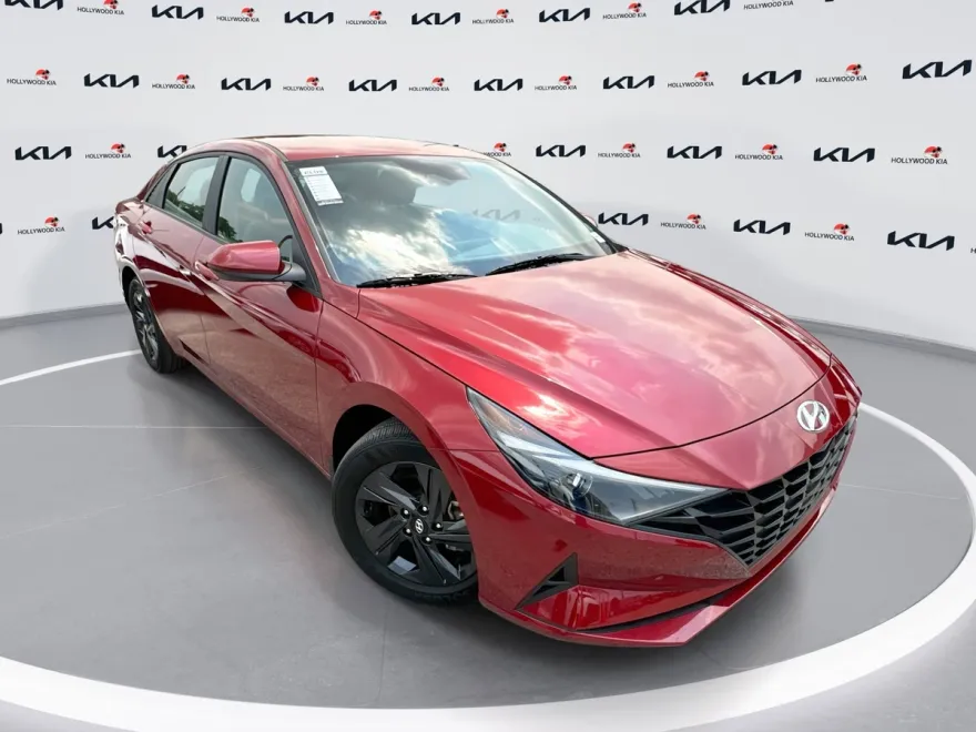 2023 Hyundai Elantra SEL photo 1