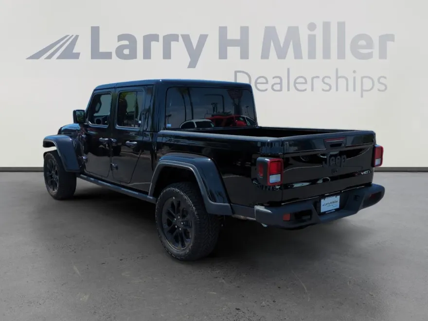 2025 Jeep Gladiator photo 3