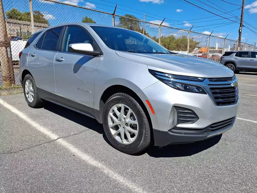 2022 Chevrolet Equinox LT photo 1