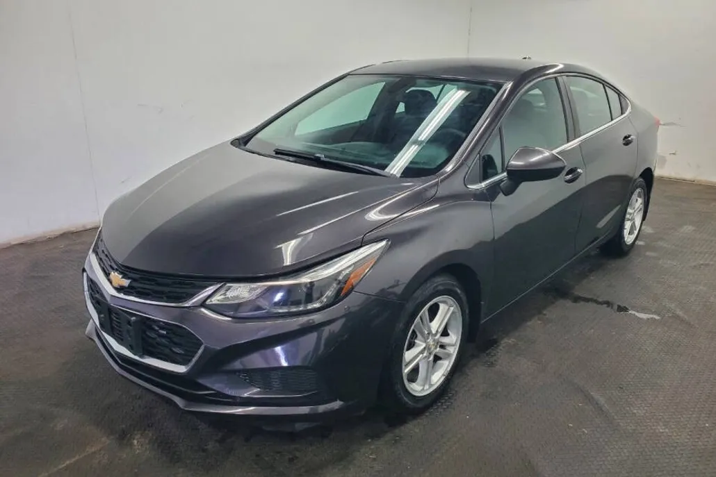 2017 Chevrolet Cruze LT photo 1