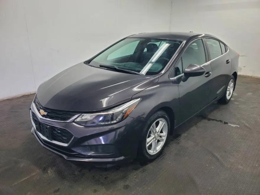 2017 Chevrolet Cruze LT photo 1