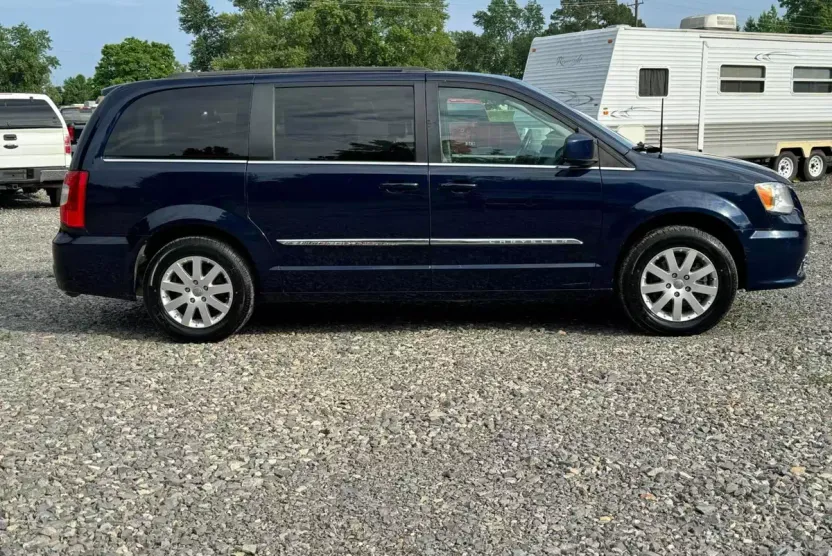 2013 Chrysler Town & Country Touring photo 1