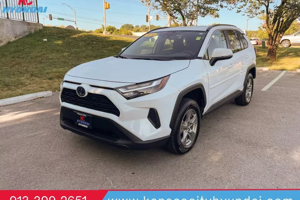 2024 Toyota RAV4 Hybrid LE photo 1