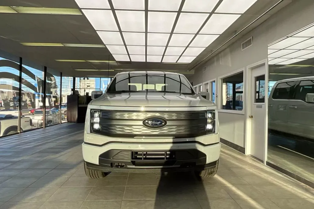 2023 Ford F-150 Lightning Lariat photo 1