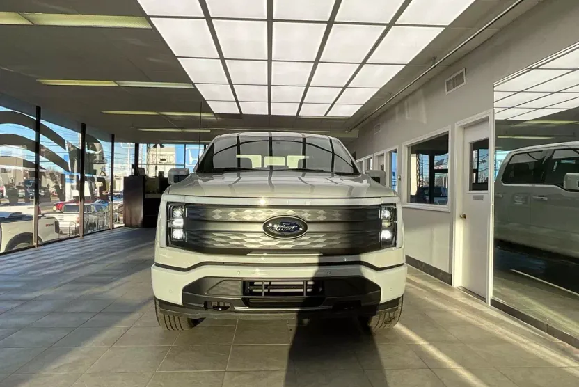 2023 Ford F-150 Lightning Lariat photo 1