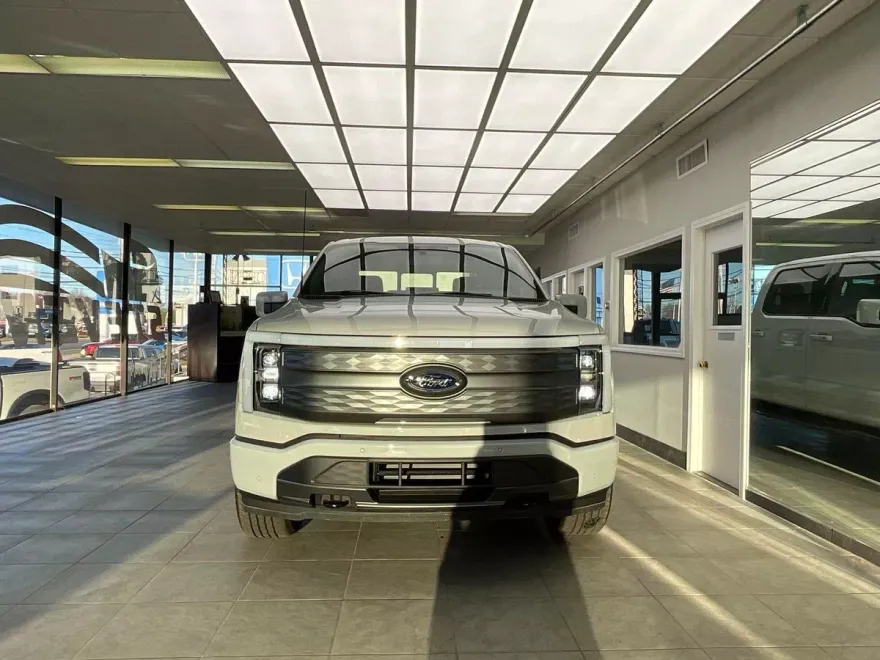 2023 Ford F-150 Lightning Lariat photo 1