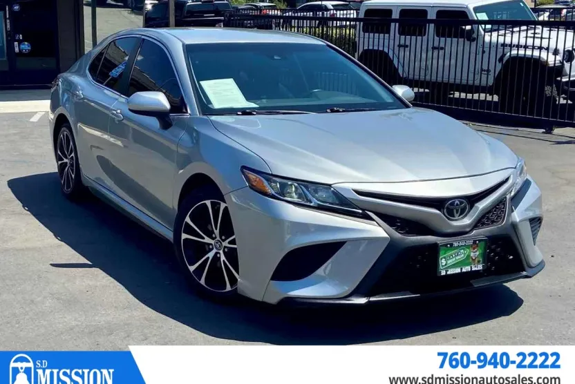 2018 Toyota Camry SE photo 1