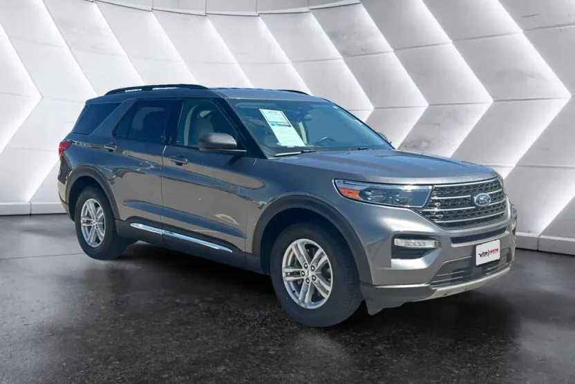 2022 Ford Explorer XLT photo 1