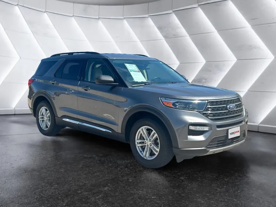 2022 Ford Explorer XLT photo 1