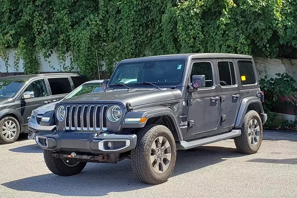2019 Jeep Wrangler Unlimited Sahara photo 1