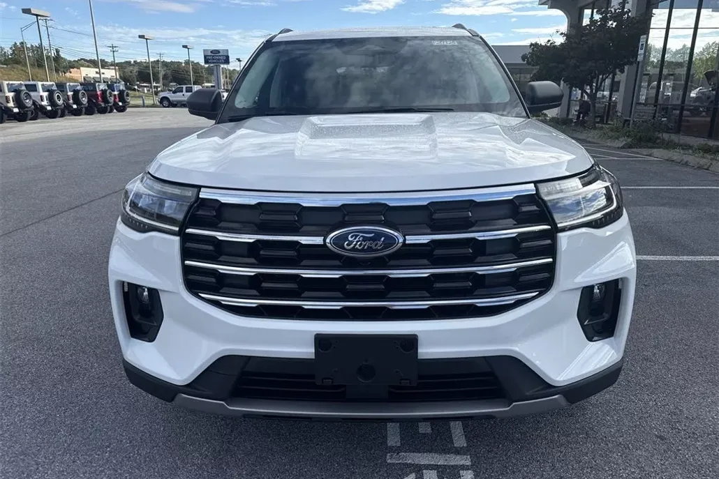2025 Ford Explorer photo 1