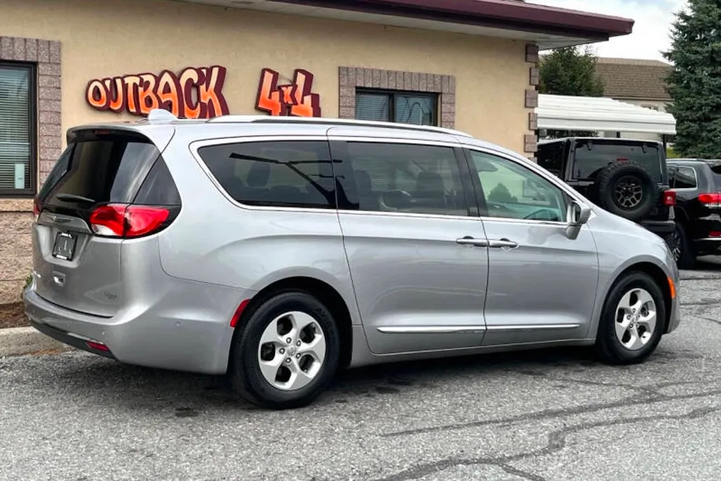 2017 Chrysler Pacifica Touring Plus photo 1