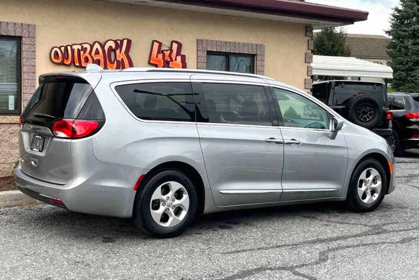 2017 Chrysler Pacifica Touring Plus photo 1