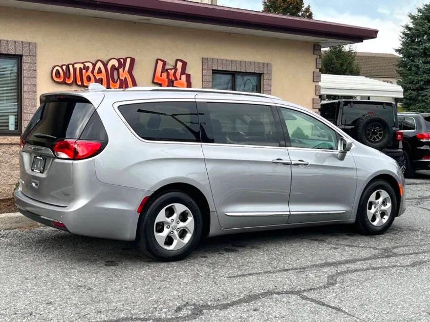 2017 Chrysler Pacifica Touring Plus photo 1