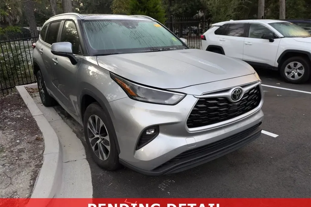 2023 Toyota Highlander XLE photo 1