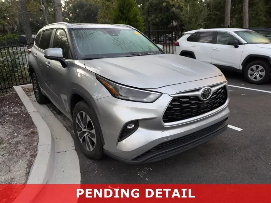 2023 Toyota Highlander XLE photo 1