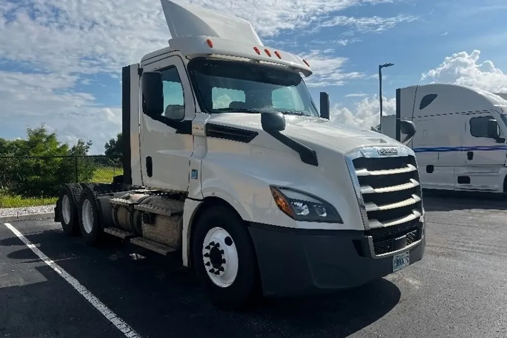 2020 Freightliner Cascadia 126" Day cab photo 1