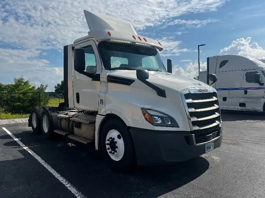 2020 Freightliner Cascadia 126" Day cab photo 1
