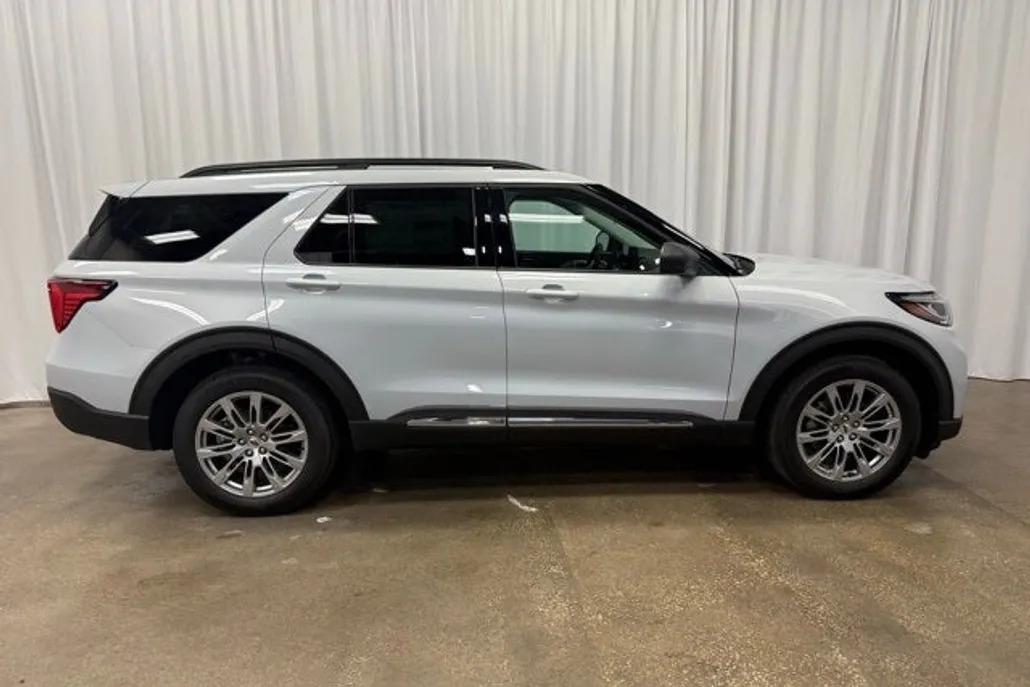 2025 Ford Explorer photo 1