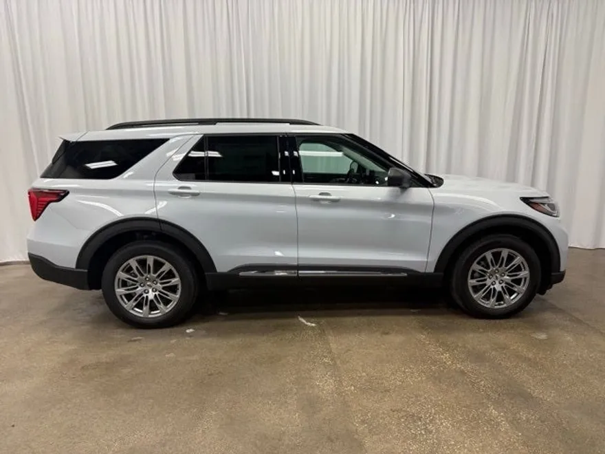 2025 Ford Explorer photo 1