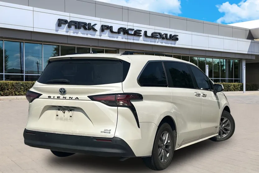 2021 Toyota Sienna XLE photo 1