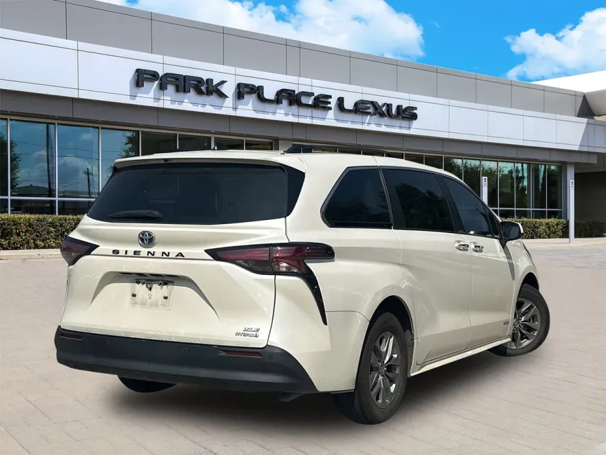 2021 Toyota Sienna XLE photo 1