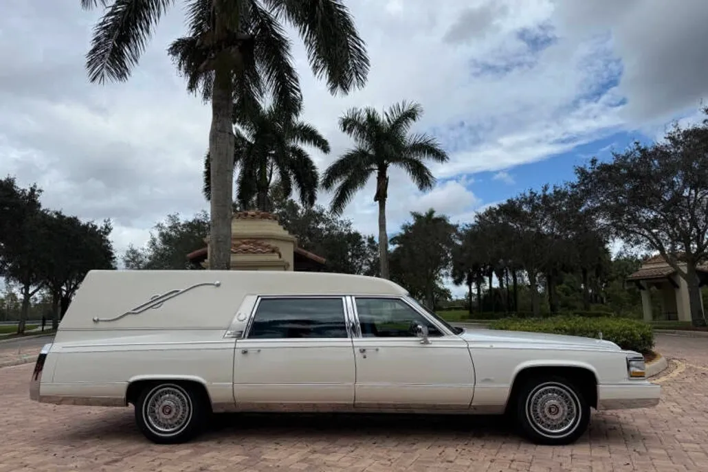 1992 Cadillac Brougham photo 1