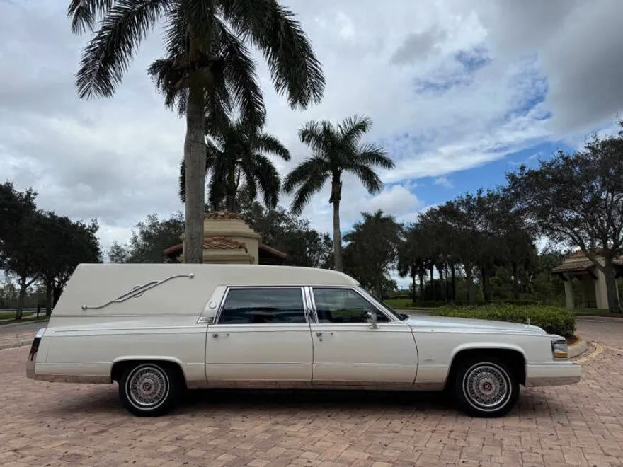 1992 Cadillac Brougham photo 1