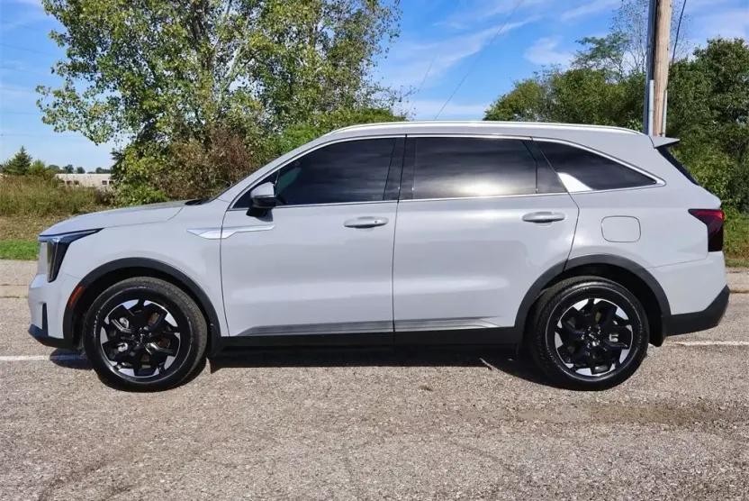 2024 Kia Sorento S photo 1