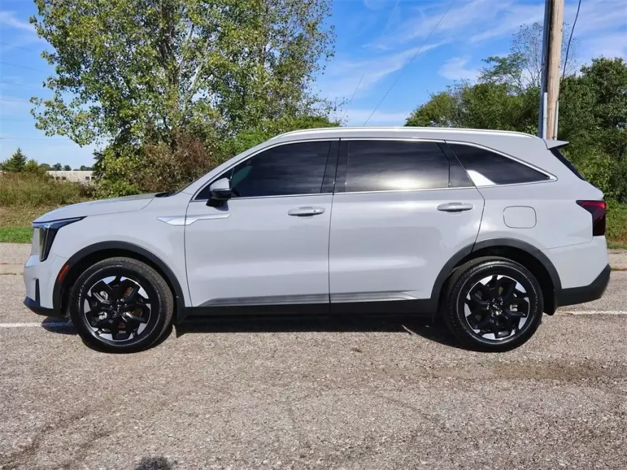 2024 Kia Sorento S photo 1